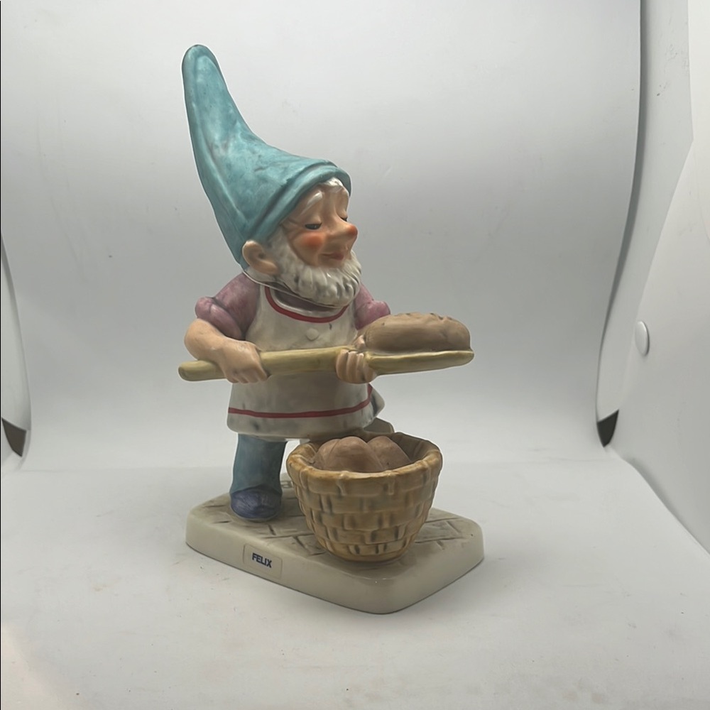 1982 GOEBEL CO-BOY FELIX THE BAKER PORCELAIN FIGURINE W GERMANY